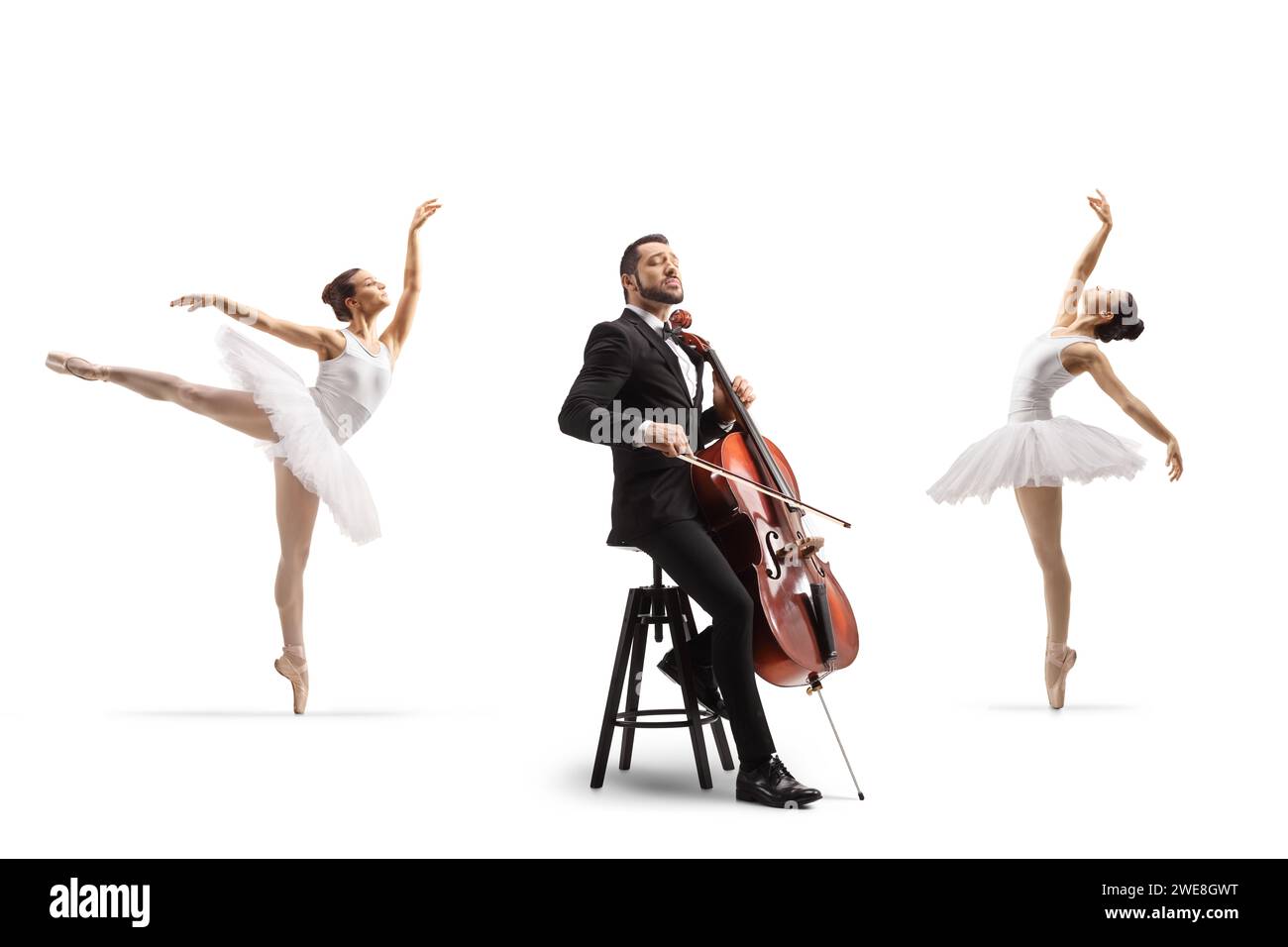 Ballerinas tanzen und ein männlicher Musiker in einem auf einem Stuhl sitzenden und auf weißem Hintergrund ein Cello spielen Stockfoto