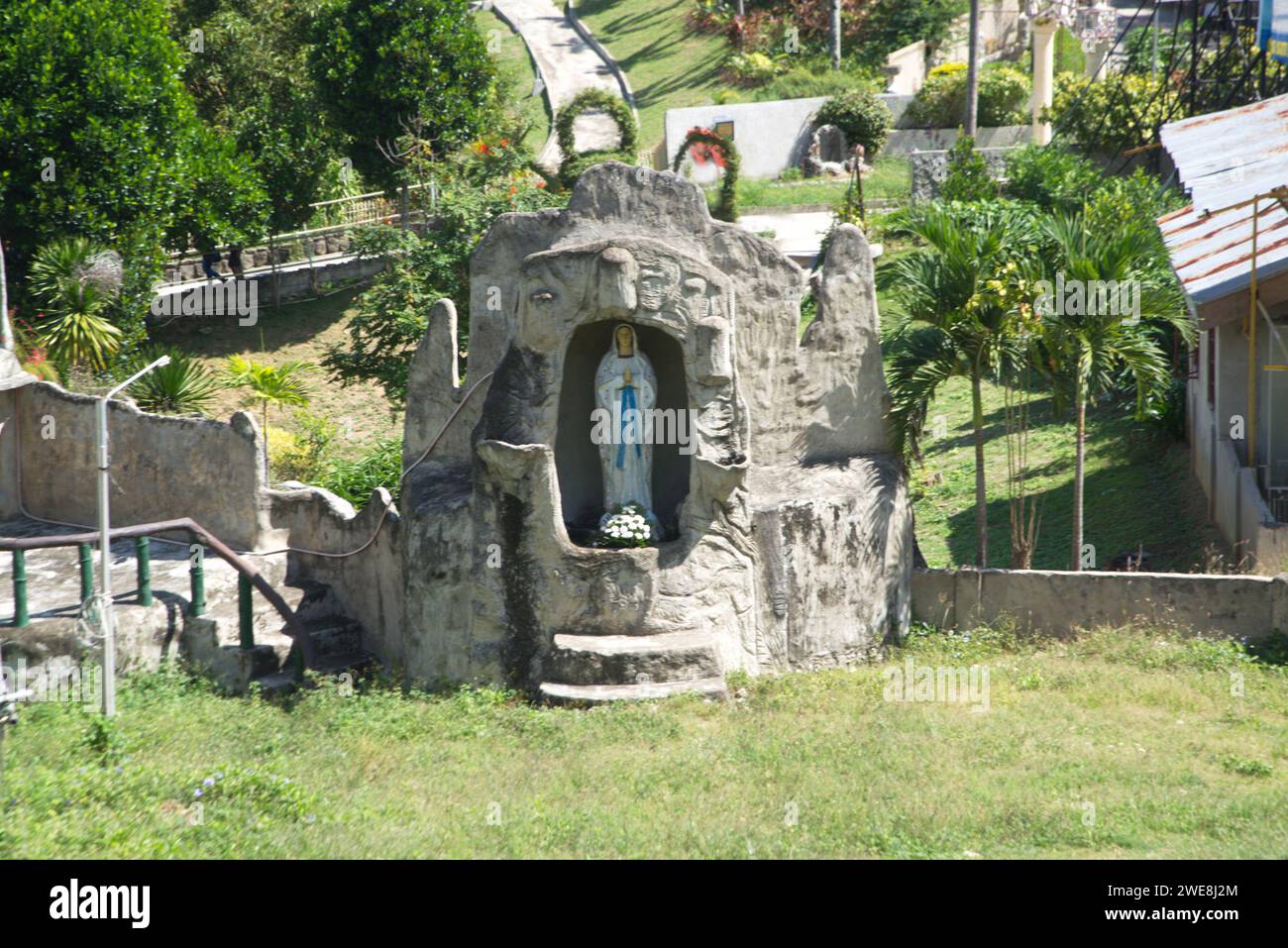 Statue der Jungfrau Maria mit einer kunstvollen Augenbinde im Steinbogen. Im Kloster der Heiligen Eucharistie. Stockfoto