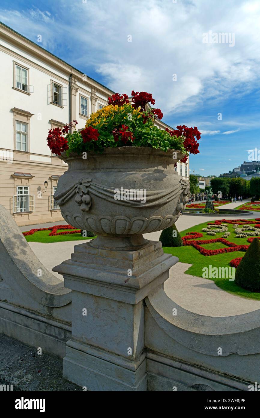 Schloss Mirabell, Blumenschale, Mirabellgarten, Pegasusbrunnen Stockfoto