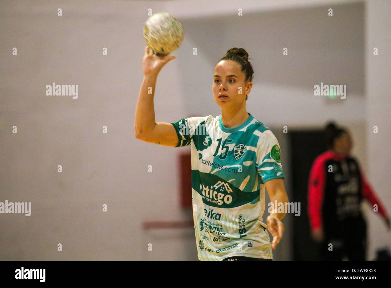 Oviedo, Asturien, Spanien. Januar 2024. Oviedo, Spanien, 23. Januar 2024: Der Atticgo BM-Spieler. Elche, Zaira Benitez (15) mit dem Ball während der zweiten Phase der XLV Copa de S.M. tritt die Königin in Lobas Global ATAC Oviedo und Atticgo BM ein. Elche, am 23. Januar 2024 im Florida Arena Municipal Sports Center in Oviedo, Spanien. (Kreditbild: © Alberto Brevers/Pacific Press via ZUMA Press Wire) NUR REDAKTIONELLE VERWENDUNG! Nicht für kommerzielle ZWECKE! Stockfoto