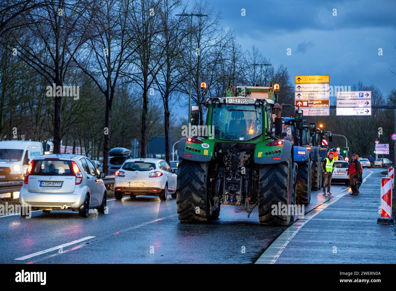 Kassel, Deutschland, 24. Januar 2024 sperren Landwirte die B3 von der A49 in Richtung Kassel mit ihren Traktoren und Fahrzeugen. An vier Stellen der B3, B7 und B83 blockierten die Bauern den Verkehr, der die protestierenden Bauern nur auf einer Spur passieren konnte. Das gefürchtete Verkehrschaos kam nicht zum Tragen. Der Protest wurde vom losen Bauernverbund Land schafft Verbindung (LSV) organisiert. Der Hessische Bauernverband distanzierte sich von den Blockadeplänen der LSV, um die Unterstützung der Bevölkerung für die Proteste nicht zu verlieren. Die Maßnahme wird am 25. Und 26. Januar vom 5. Bis 9. Januar wiederholt Stockfoto