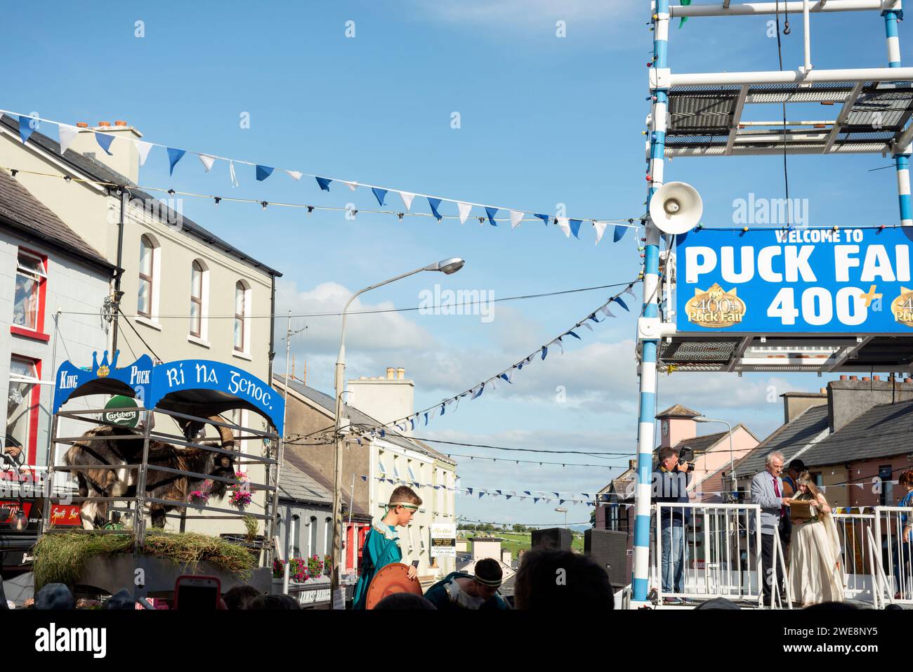 King Puck, die Ziege in einem Käfig, bevor sie auf die Plattform für Puck Fair angehoben wird - Irlands ältestes traditionelles Festival in Killorglin, Irland Stockfoto