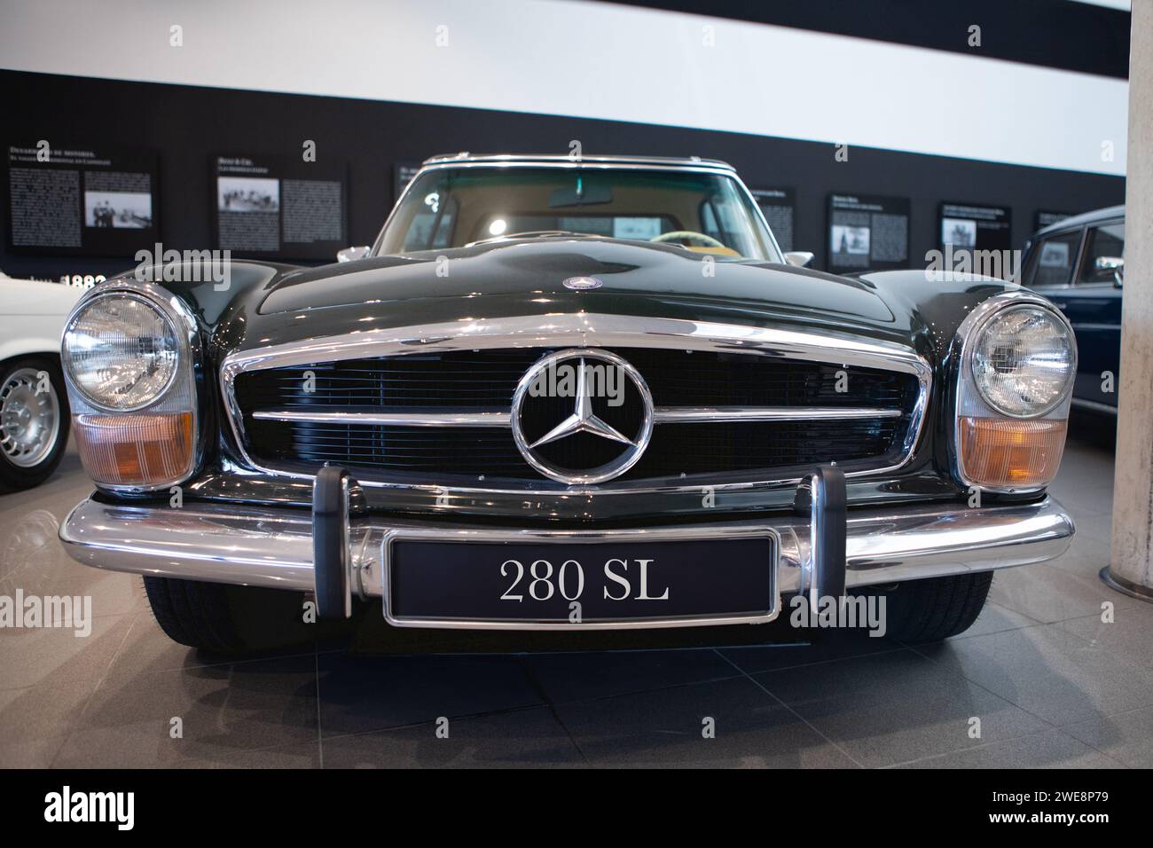 Bilbao, Spanien - 22. Dezember 2020: Ein klassischer Mercedes 280 SL-Wagen auf einer Ausstellung. Stockfoto