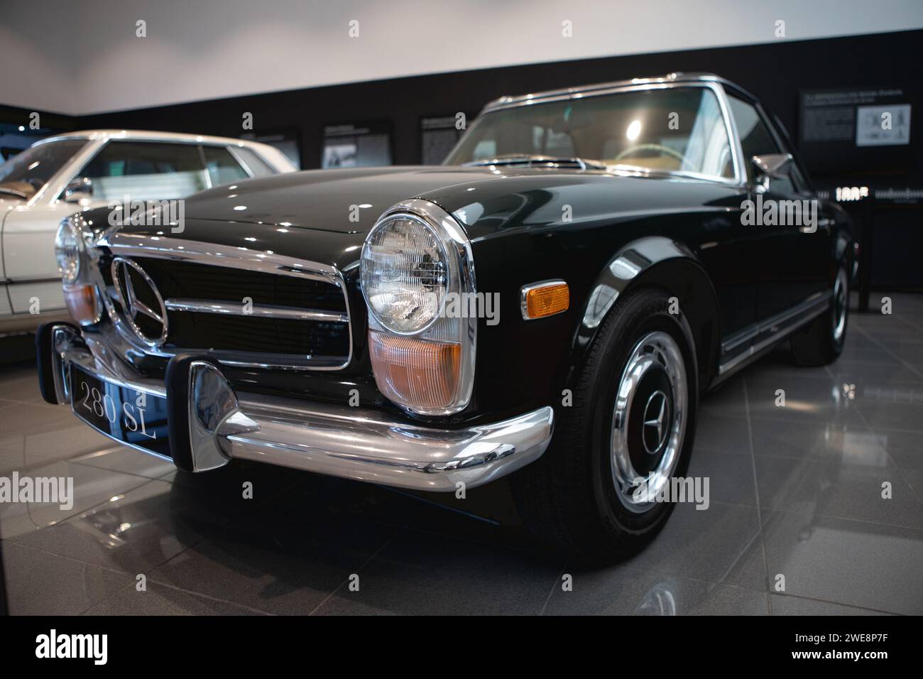 Bilbao, Spanien - 22. Dezember 2020: Ein klassischer Mercedes 280 SL-Wagen auf einer Ausstellung. Stockfoto