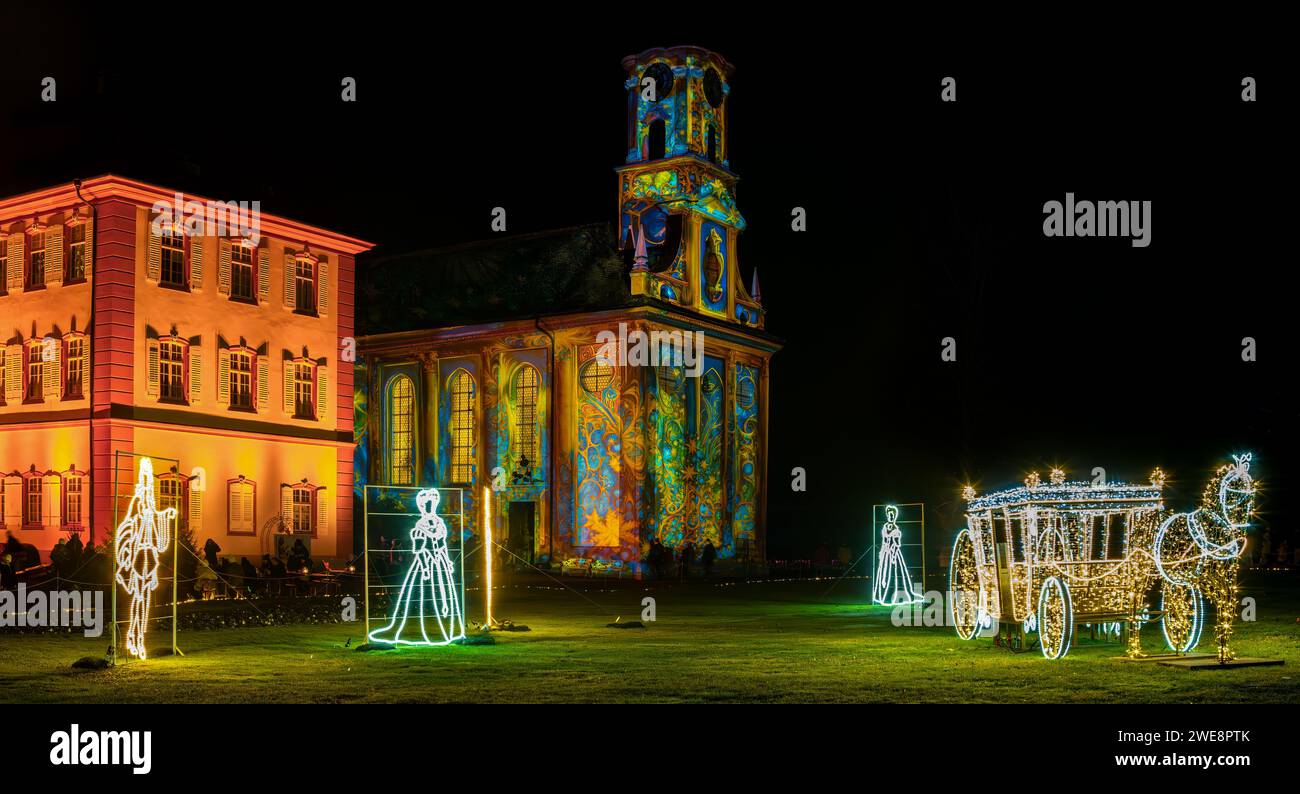 Mainau, Deutschland - 27. Dezember 2023: Ein Weihnachtsgarten ist ein Weihnachtsfest mit wunderschönen Lichtkreationen und Lichtern auf der Insel Mainau Stockfoto