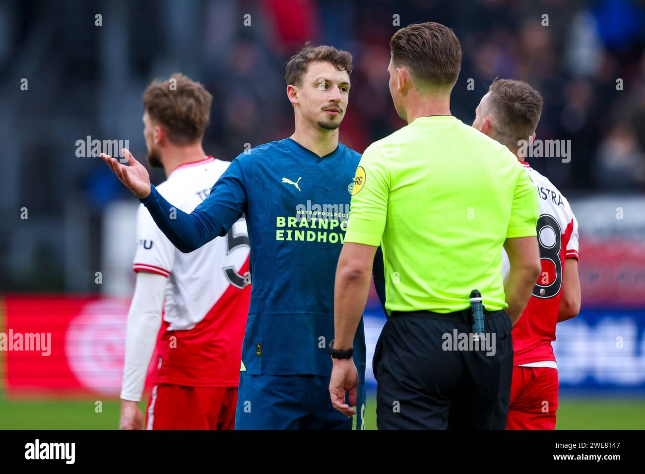 UTRECHT, NIEDERLANDE - 21. JANUAR: Olivier Boscagli (PSV Eindhoven) und Schiedsrichter Joey Kooij während des Eredivisie-Spiels zwischen dem FC Utrecht und dem PSV Eindhoven Stockfoto