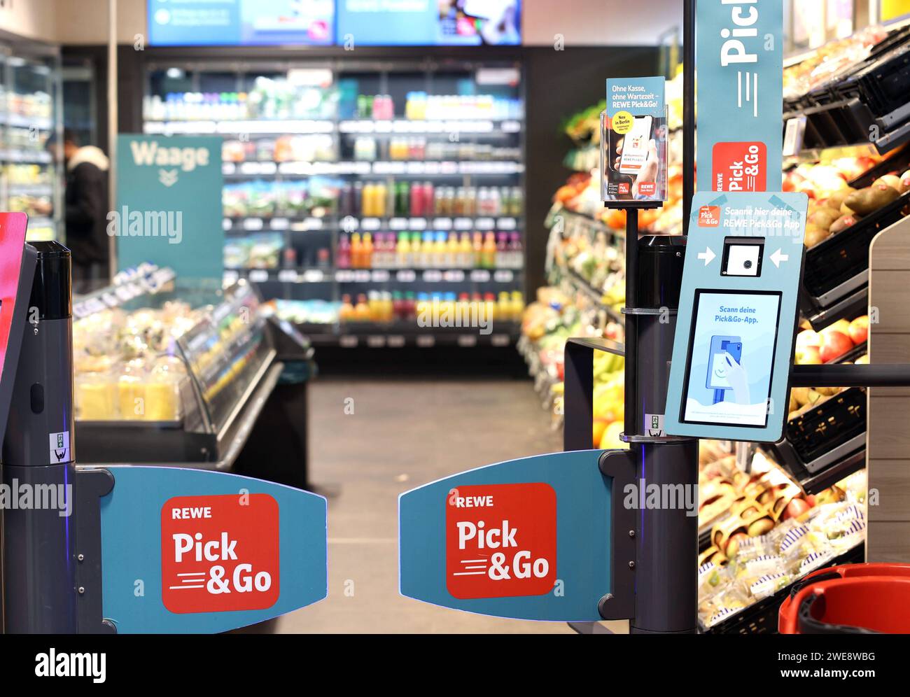 17.01.2024, Berlin - Deutschland. Der Rewe Supermarkt in der Schönhauser Allee setzt mit dem Projekt Pick&go auf digitale. Nach dem Einchecken per App geht es es durch den Laden, der Einkauf geht ganz ohne Anstehen. Die Einkäufe werden registiert, bezahlt wird kontaktlos beim Verlassen des Supermarktes. *** 17 01 2024, Berlin Deutschland der Supermarkt Rewe in der Schönhauser Allee wird mit seinem Pick Go-Projekt digital nach dem Einchecken per App laufen die Käufer ohne Warteschlange durch den Laden die Einkäufe werden registriert und beim Verlassen des Supermarktes erfolgt kontaktlos Stockfoto