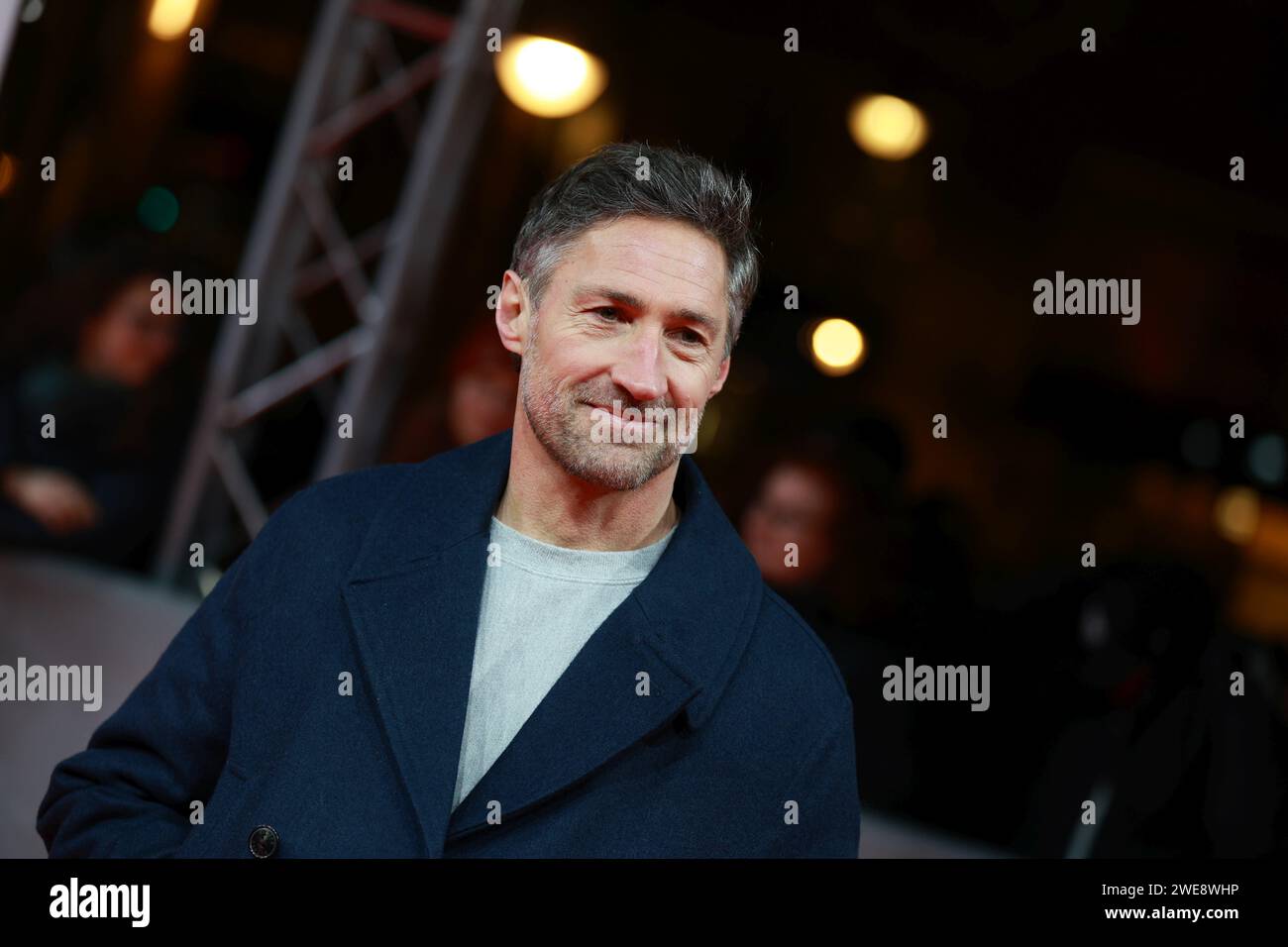 23. Januar 2024, Berlin, Bezirk Charlottenburg, Deutschland: Berlin: Uraufführung von „eine Million Minuten“ im Zoopalast. Das Foto zeigt den Schauspieler Benjamin Sadler auf dem roten Teppich kurz vor der Uraufführung des Films „A Million minutes“ vor dem Zoopalast. (Kreditbild: © Simone Kuhlmey/Pacific Press via ZUMA Press Wire) NUR REDAKTIONELLE VERWENDUNG! Nicht für kommerzielle ZWECKE! Stockfoto