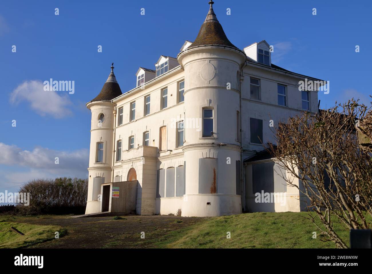 Das ehemalige Hotel der Bling School im Dorf Southerndown an der Küste von Südwales ist längst geschlossen und wartet auf den Bauträger. Stockfoto