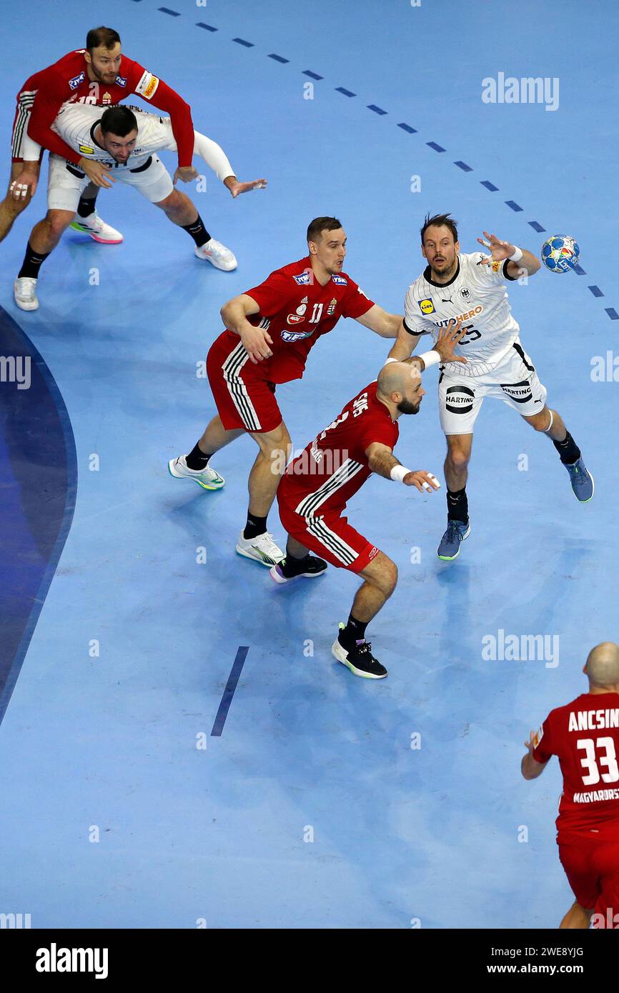 Handball, EHF-Europameisterschaft der Männer Hauptrunde DEUTSCHLAND (GER) vs. UNGARN (HUN) 35:28 22.01.2024 in der Lanxess-Arena in Köln Patrik LIGETVARI (HUN), Adrian SIPOS (HUN) und Kai HÄFNER (GER) v.l.n.r. beim Kampf um den Ball Foto : Norbert Schmidt, Düsseldorf Stockfoto