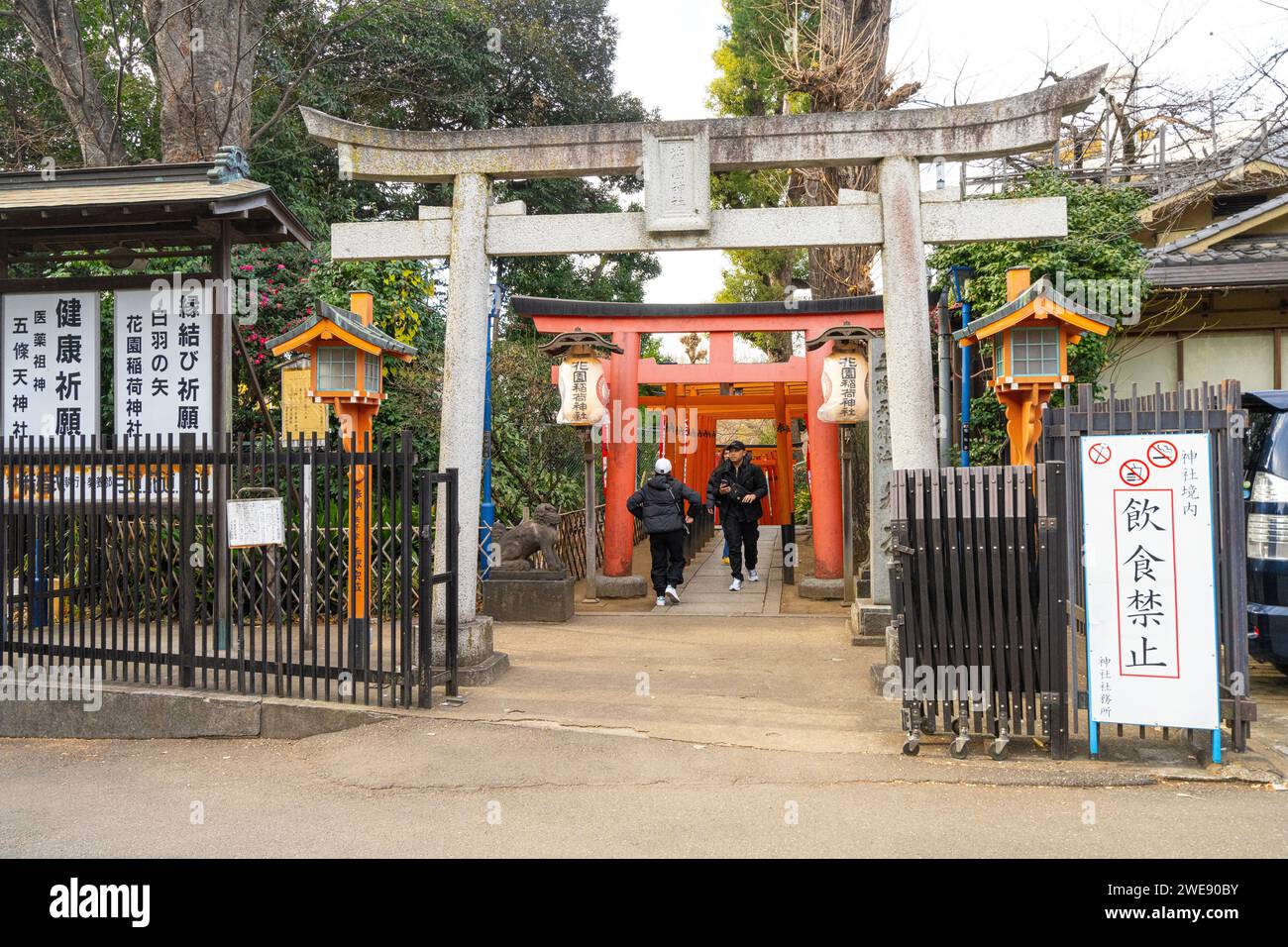 Tokio, Japan. Januar 2024. Außenansicht der Torii-Tore am Gojoten-Schrein Shinto-Tempel im Ueno Park im Stadtzentrum Stockfoto