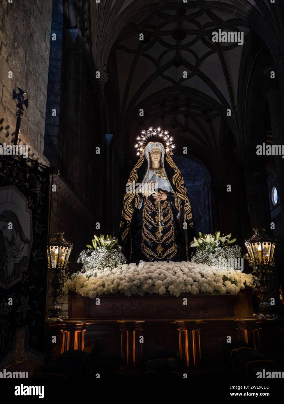 Sockel und Bild der Bruderschaft der Einsamkeit unserer Lieben Frau von Jaca. Samana Santa. Beleuchtete Madonna Stockfoto