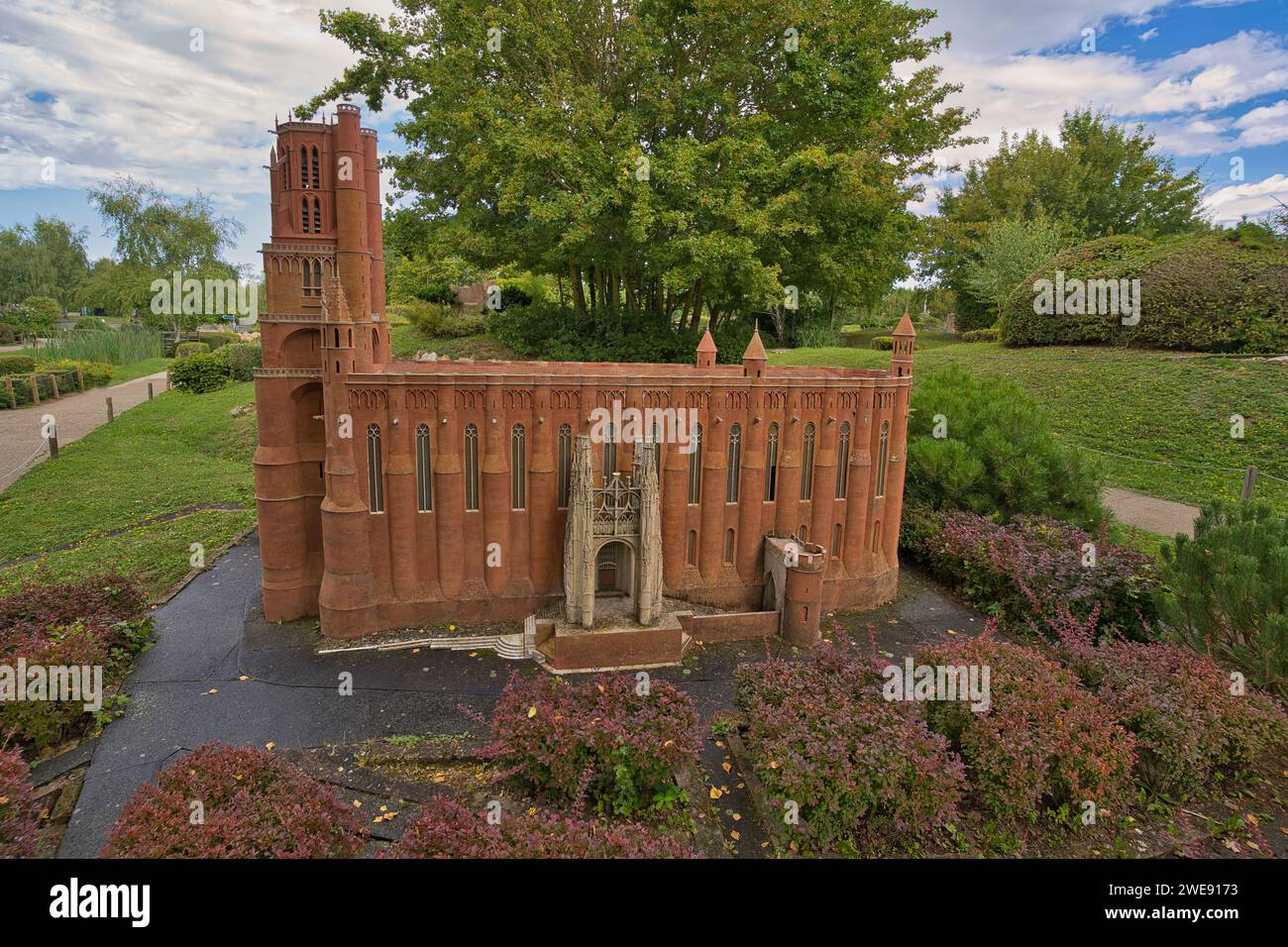 France Miniature, Elancourt, Frankreich, 08.19.2023, Park Touristenattraktion, Kathedrale Saint Cecile d'Albi Stockfoto