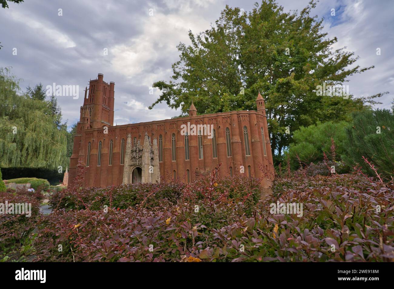 France Miniature, Elancourt, Frankreich, 08.19.2023, Park Touristenattraktion, Kathedrale Saint Cecile d'Albi Stockfoto
