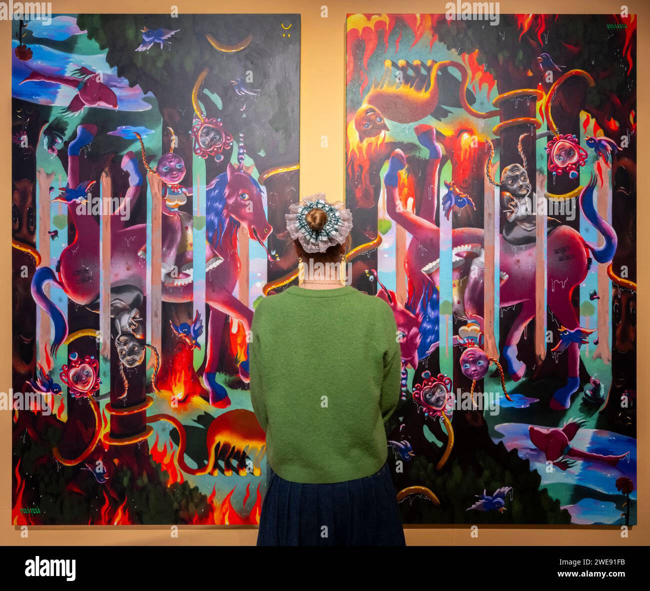 Somerset House, London, Großbritannien. Januar 2024. CUTE ist die erste große Ausstellung, die die außergewöhnliche Kraft der Niedlichkeit untersucht, mit Werken von über 50 Mitwirkenden. Die Ausstellung erkundet Ideen von Pflege und Komfort, Spiel und Gemeinschaft, dem surrealen und dem Grotesken und zeigt, wie Niedlichkeit versucht, die Welt, in der wir heute leben, zu verbessern, zu stören und neu zu gestalten. Bild: Rachel Maclean. !Kein Haustier!, 2021. Diptychon. In einem dunklen Märchenwald versunken, navigiert Mimi durch eine bildbesessene Welt. Quelle: Malcolm Park/Alamy Live News Stockfoto