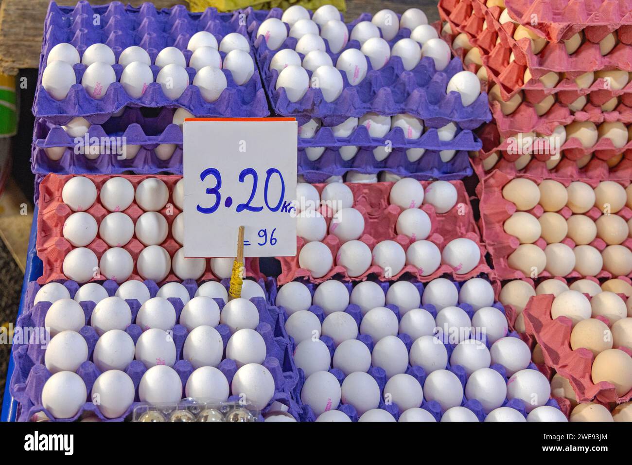 Frische weiße Eier im Carton Trays Farmers Market Stockfoto