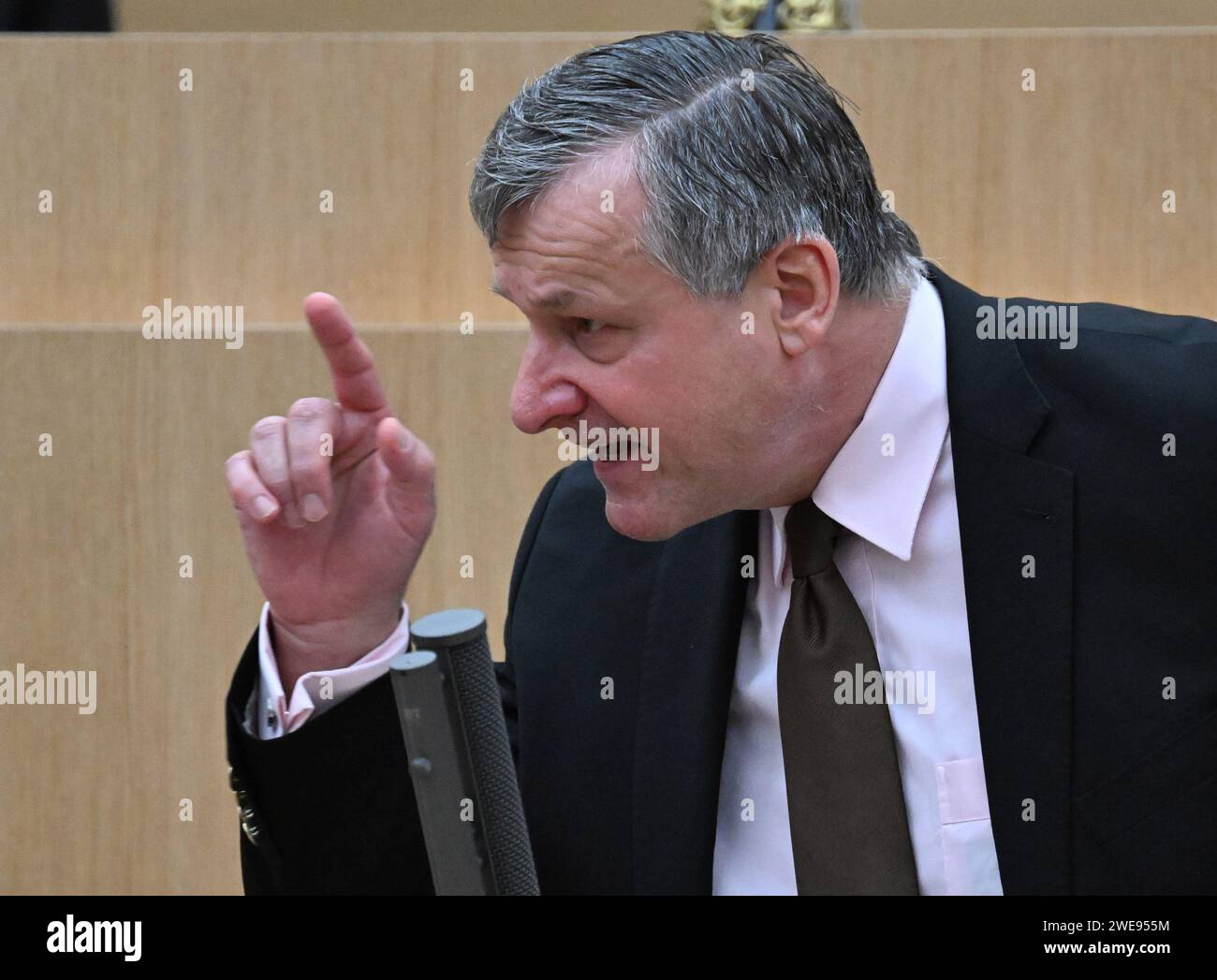 Stuttgart, Deutschland. Januar 2024. Hans-Ulrich Rülke, Fraktionsvorsitzender der FDP im landtag Baden-Württemberg, spricht im landtag während einer Plenardebatte zum Tagesordnungspunkt: "Mut und Vertrauen statt Hass und Agitation - für eine Politik eines starken demokratischen Zentrums". Quelle: Bernd Weißbrod/dpa/Alamy Live News Stockfoto