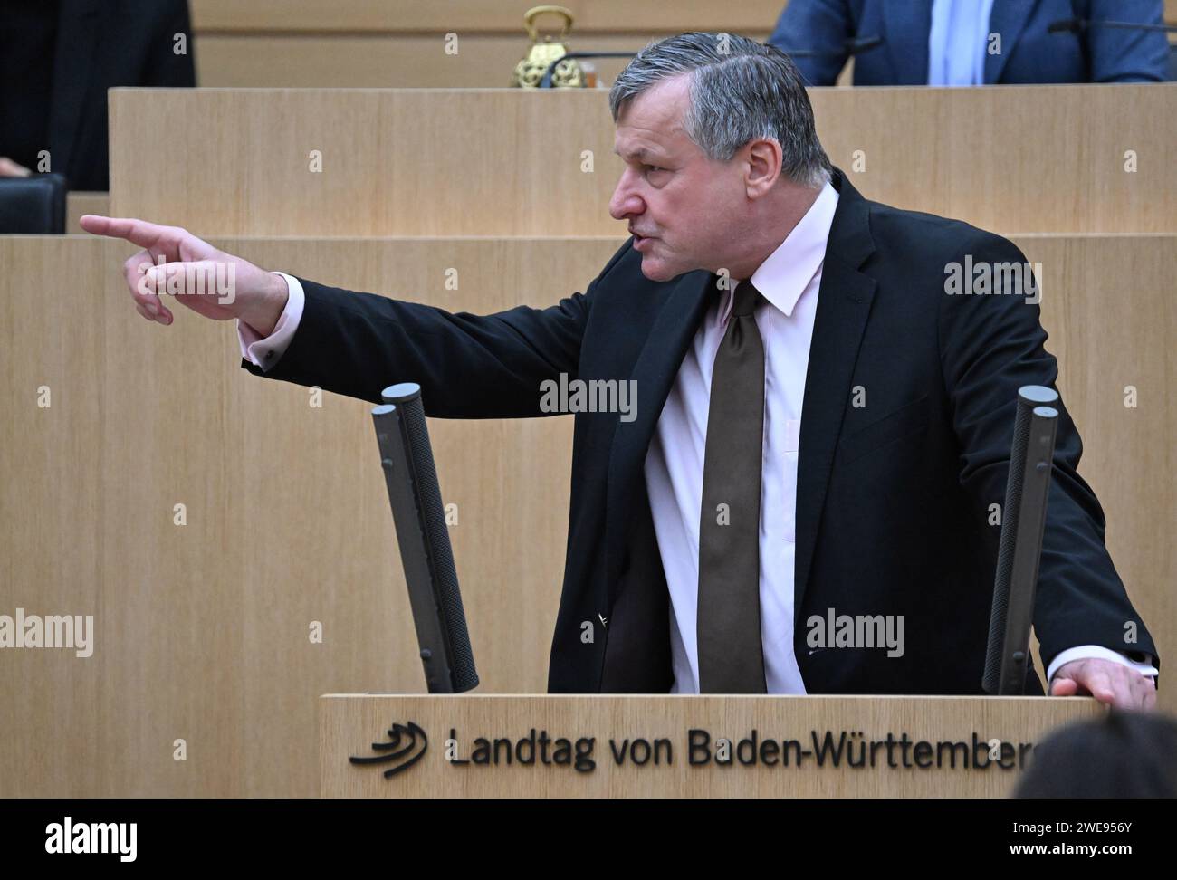 Stuttgart, Deutschland. Januar 2024. Hans-Ulrich Rülke, Fraktionsvorsitzender der FDP im landtag Baden-Württemberg, spricht im landtag während einer Plenardebatte zum Tagesordnungspunkt: "Mut und Vertrauen statt Hass und Agitation - für eine Politik eines starken demokratischen Zentrums". Quelle: Bernd Weißbrod/dpa/Alamy Live News Stockfoto