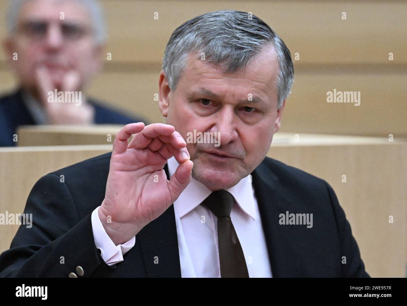 Stuttgart, Deutschland. Januar 2024. Hans-Ulrich Rülke, Fraktionsvorsitzender der FDP im landtag Baden-Württemberg, spricht im landtag während einer Plenardebatte zum Tagesordnungspunkt: "Mut und Vertrauen statt Hass und Agitation - für eine Politik eines starken demokratischen Zentrums". Quelle: Bernd Weißbrod/dpa/Alamy Live News Stockfoto