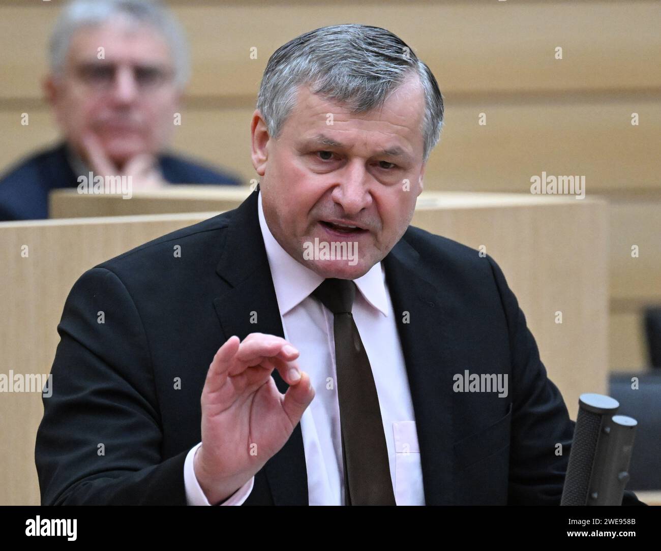 Stuttgart, Deutschland. Januar 2024. Hans-Ulrich Rülke, Fraktionsvorsitzender der FDP im landtag Baden-Württemberg, spricht im landtag während einer Plenardebatte zum Tagesordnungspunkt: "Mut und Vertrauen statt Hass und Agitation - für eine Politik eines starken demokratischen Zentrums". Quelle: Bernd Weißbrod/dpa/Alamy Live News Stockfoto