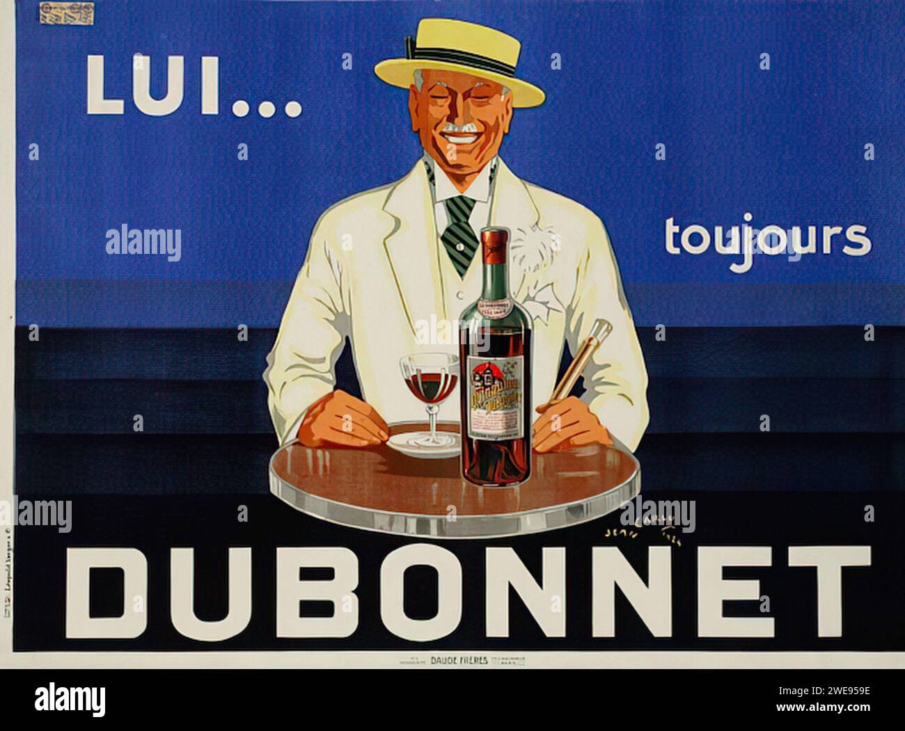 „LUI... Toujours DUBONNET' ['HE... Always DUBONNET'] französische Vintage-Werbung. Ein lächelnder Mann in weißem Anzug und gelbem Hut steht an einem Tisch mit Dubonnet. Dieses Bild spiegelt das vorherige in Stil und Komposition wider und zeigt auch Art déco-Einflüsse. Stockfoto