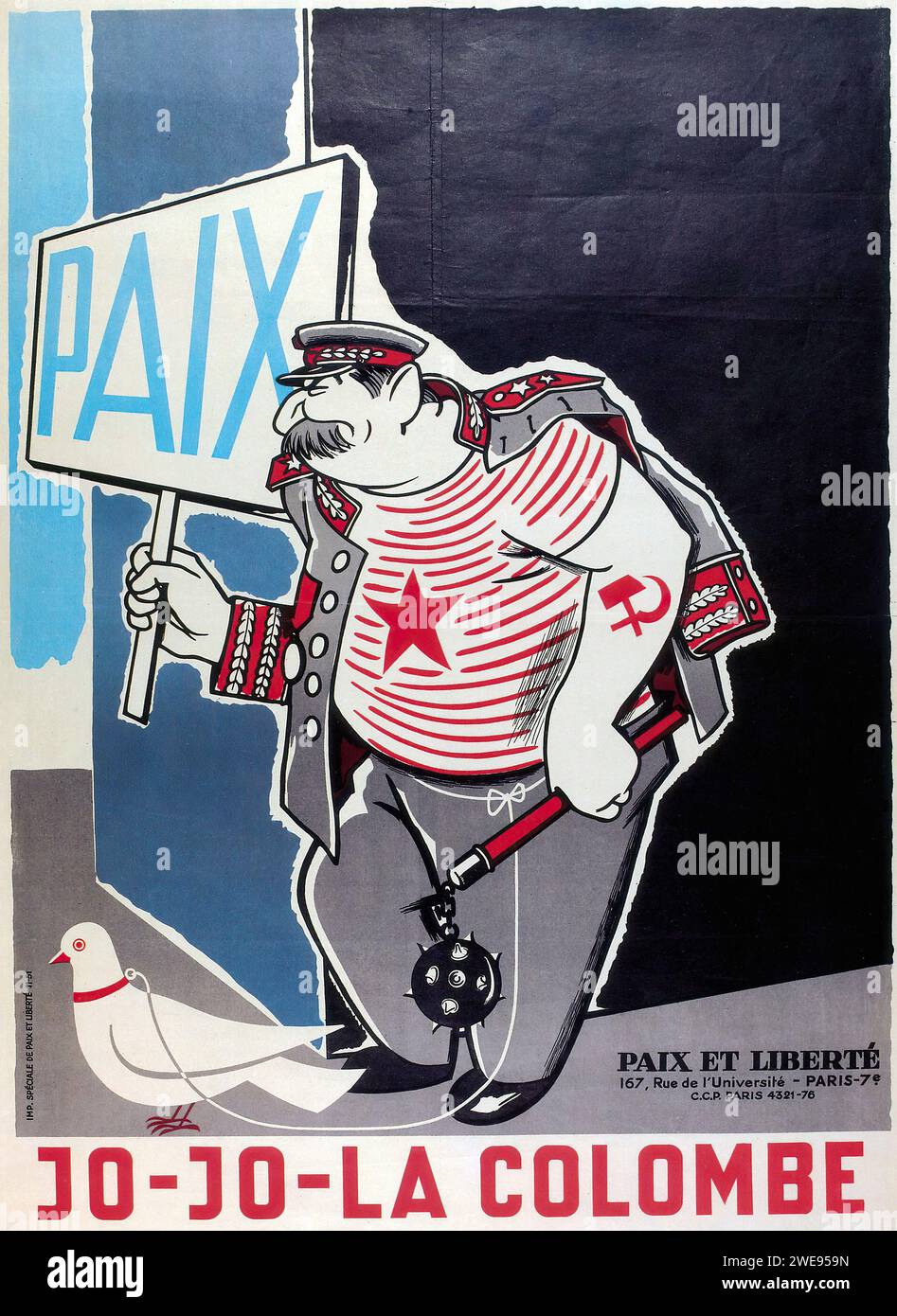 'PAIX JO-LA COLOMBE PAX ET LIBERTÉ 167, Rue de l'Université - PARIS 7' ['PEACE JO-THE DOVE PAX AND LIBERTY 167, University Street - PARIS 7'] französische Vintage-Werbung. Das Bild zeigt eine Karikatur von Staline mit einem Schild mit der Aufschrift „FRIEDEN“ und einer Taube daneben, auf blauem Hintergrund. Der Stil ist satirisch mit auffälligen Linien und einer cartoonischen Darstellung, die typisch für politische Kommentare der Mitte des 20. Jahrhunderts ist. Stockfoto