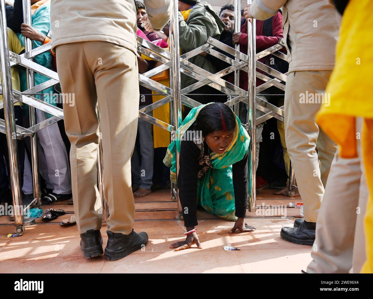 Ayodhya, Indien. Januar 2024. AYODHYA, INDIEN – 23. JANUAR: Eine Frau, die sich während eines schweren Ansturms am 23. Januar 2024 in Ayodhya, Indien, um den RAM-Tempel zu betreten. Die Gläubigen feiern die Weihungszeremonie auf der ganzen Welt mit Freude und Fanfare. Der Ramjanmbhoomi-Tempel in Ayodhya wurde nach einer langen Schlacht vor den Gerichten und dann nach der Entscheidung des Spitzengerichts im Jahr 2019 errichtet. Der Streit begann 1528, nachdem Babars General mir Baqi eine Moschee erbaute und sie Babri an Ort nannte, an dem er als Geburtsort von Lord RAM galt. (Foto: Deepak Gupta/Hindustan Times/SIPA USA) Credit: SIPA USA/Alamy Live News Stockfoto