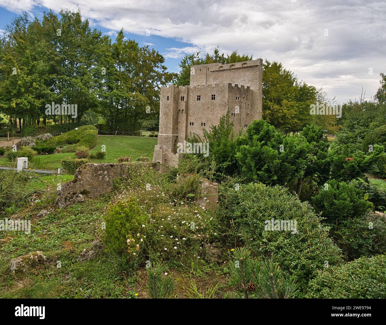 France Miniature, Elancourt, Frankreich, 08.19.2023, Park Touristenattraktion, Donjon de Crest Stockfoto