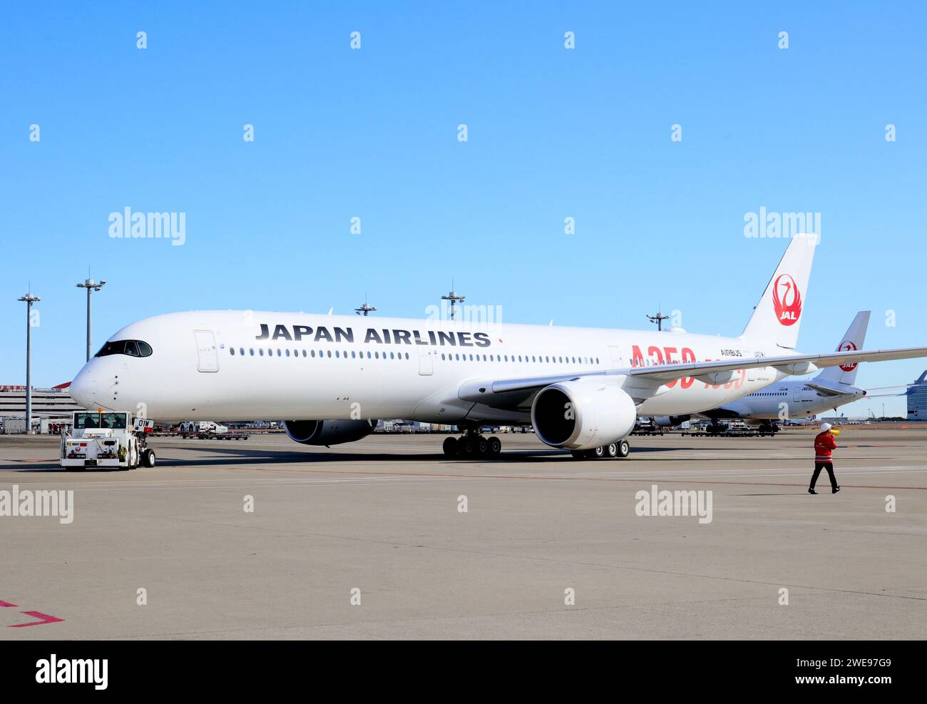 Tokio, Japan. Januar 2024. Der Airbus A350-1000 von Japan Airlines (JAL) verlässt am Mittwoch, den 24. Januar 2024, den flughafen Haneda in Tokio nach New York. JAL erhielt im vergangenen Monat zwei Airbus A350-1000-Jetliner der nächsten Generation und startete den Betrieb am 24. Januar. (Foto: Yoshio Tsunoda/AFLO) Stockfoto