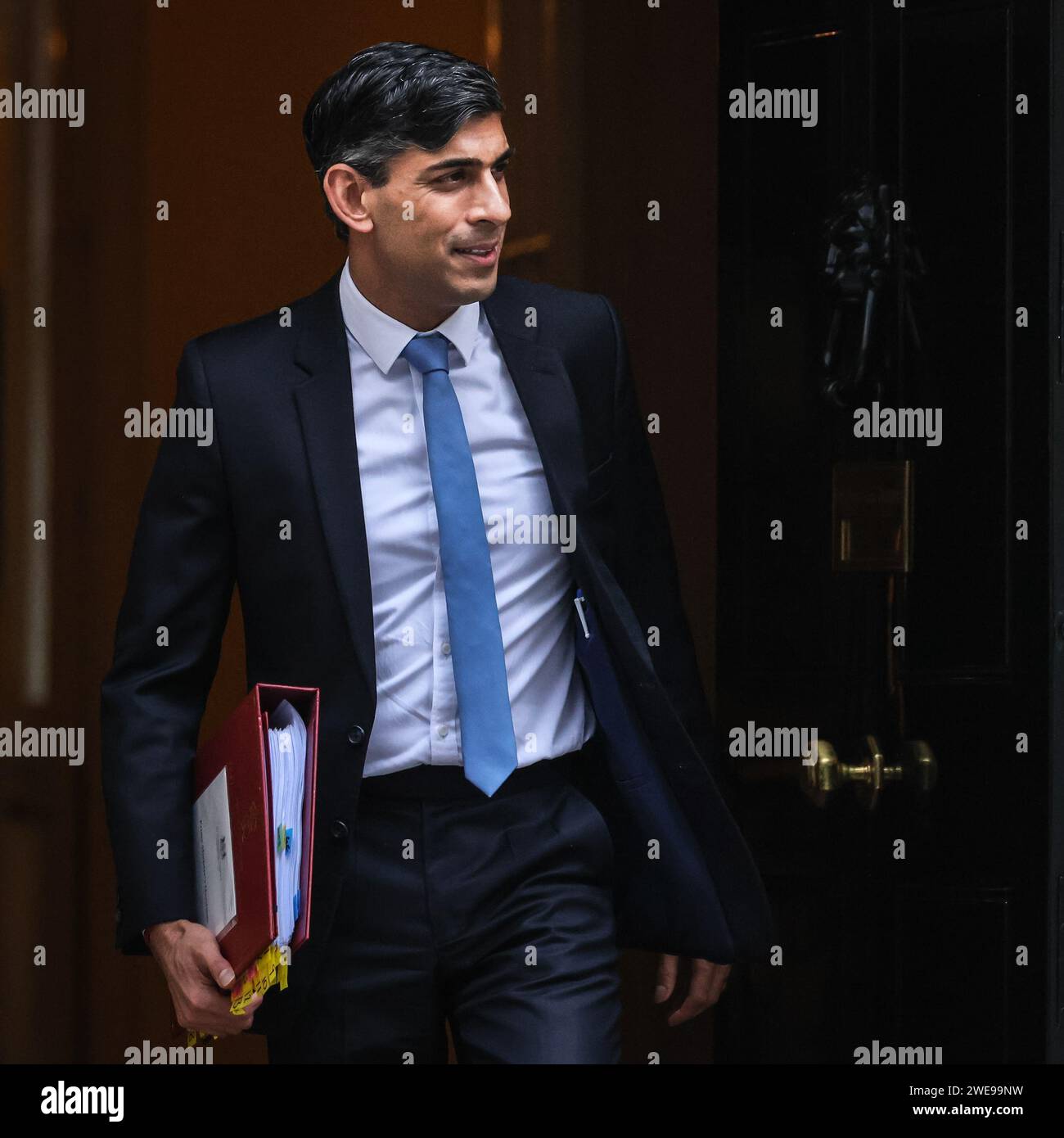 London, Großbritannien. Januar 2024. Rishi Sunak, Abgeordneter, Premierminister des Vereinigten Königreichs, verlässt die Downing Street 10, um heute an den Fragen des Premierministers (PMQ) im Parlament teilzunehmen. Quelle: Imageplotter/Alamy Live News Stockfoto