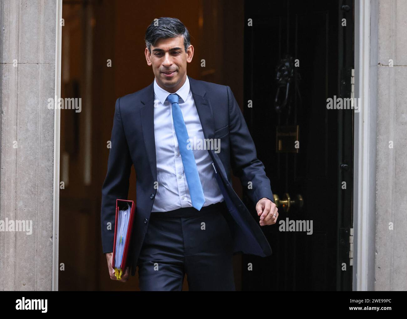 London, Großbritannien. Januar 2024. Rishi Sunak, Abgeordneter, Premierminister des Vereinigten Königreichs, verlässt die Downing Street 10, um heute an den Fragen des Premierministers (PMQ) im Parlament teilzunehmen. Quelle: Imageplotter/Alamy Live News Stockfoto