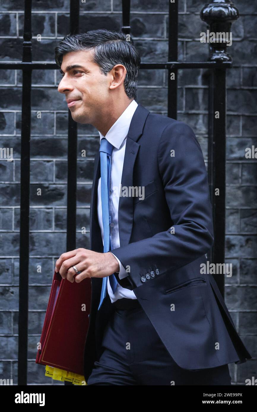 London, Großbritannien. Januar 2024. Rishi Sunak, Abgeordneter, Premierminister des Vereinigten Königreichs, verlässt die Downing Street 10, um heute an den Fragen des Premierministers (PMQ) im Parlament teilzunehmen. Quelle: Imageplotter/Alamy Live News Stockfoto