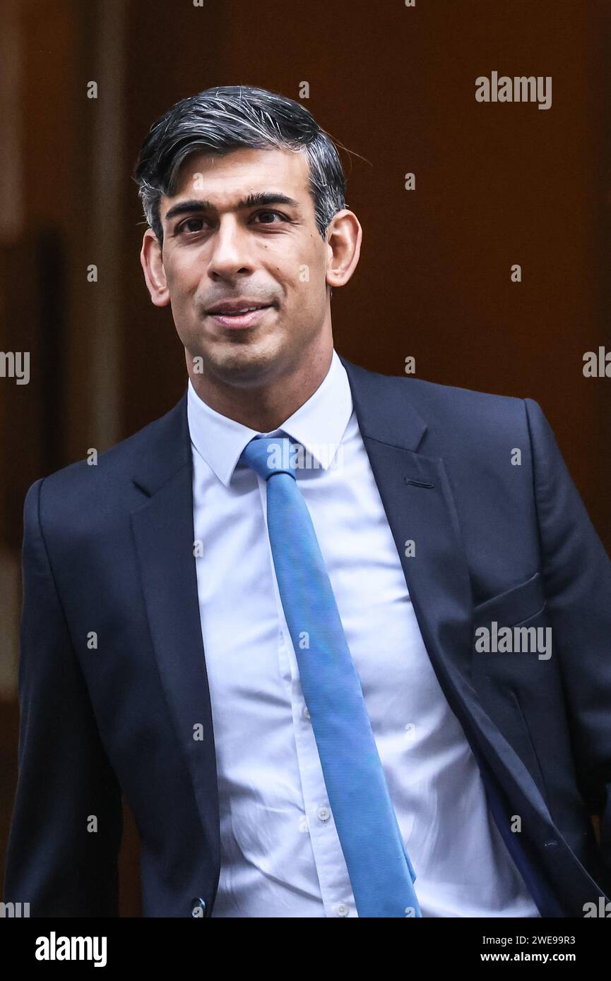 London, Großbritannien. Januar 2024. Rishi Sunak, Abgeordneter, Premierminister des Vereinigten Königreichs, verlässt die Downing Street 10, um heute an den Fragen des Premierministers (PMQ) im Parlament teilzunehmen. Quelle: Imageplotter/Alamy Live News Stockfoto