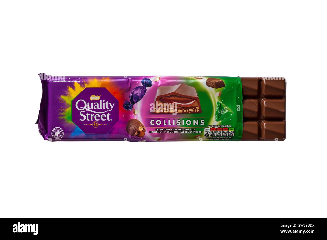 Bar der Quality Street Collisions Schokoladenriegel isoliert auf weißem Hintergrund verwöhnendes Karamell glatte Haselnussstücke und knusprige Haselnussstücke Stockfoto Bar der Quality Street Collisions Schokoladenriegel isoliert auf weißem Hintergrund verwöhnendes Karamell glatte Haselnussstücke und knusprige Haselnussstücke Stockfoto