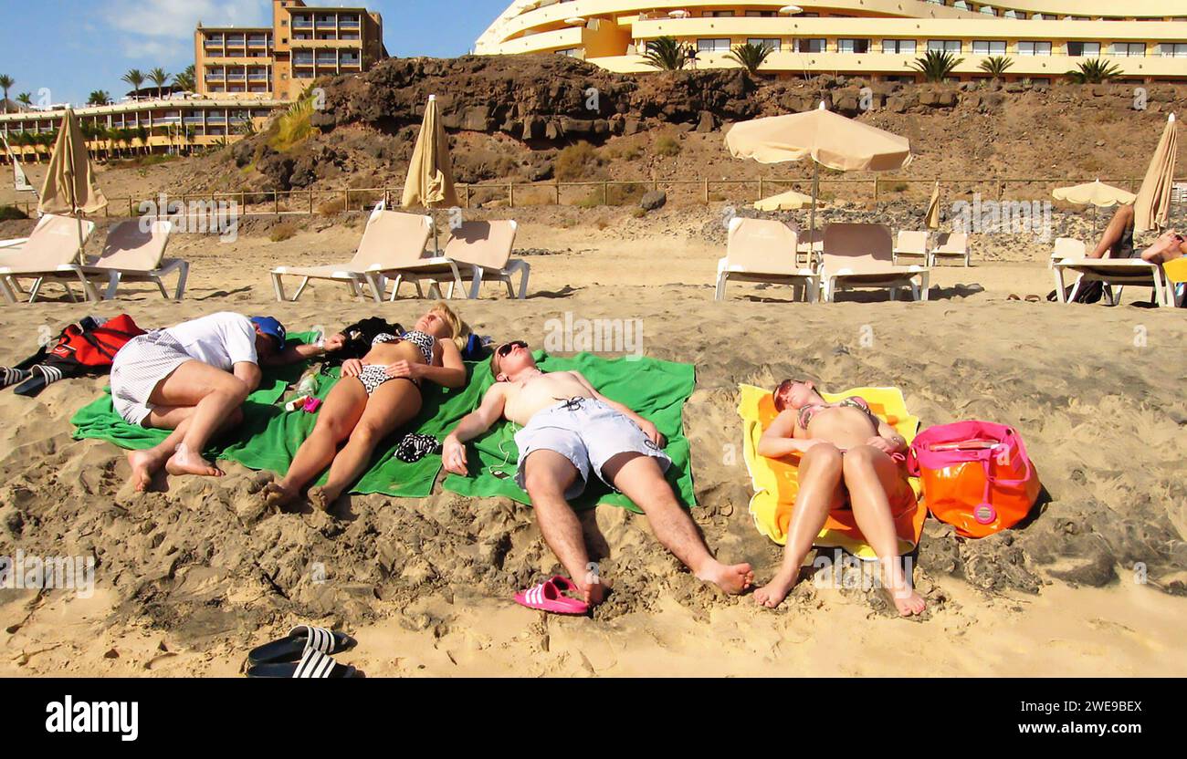 Schlafende Urlauber am Strand von Jandia auf Fuerteventura Süd am 09.01.2012. *** Schlafurlauber am Strand von Jandia auf Fuerteventura Süd am 09 01 2012 Stockfoto