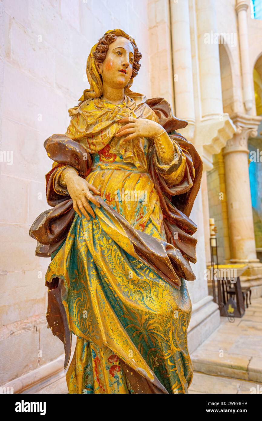 Statue in weiblicher Darstellung eines heiligen im Batalha-Kloster. Stockfoto