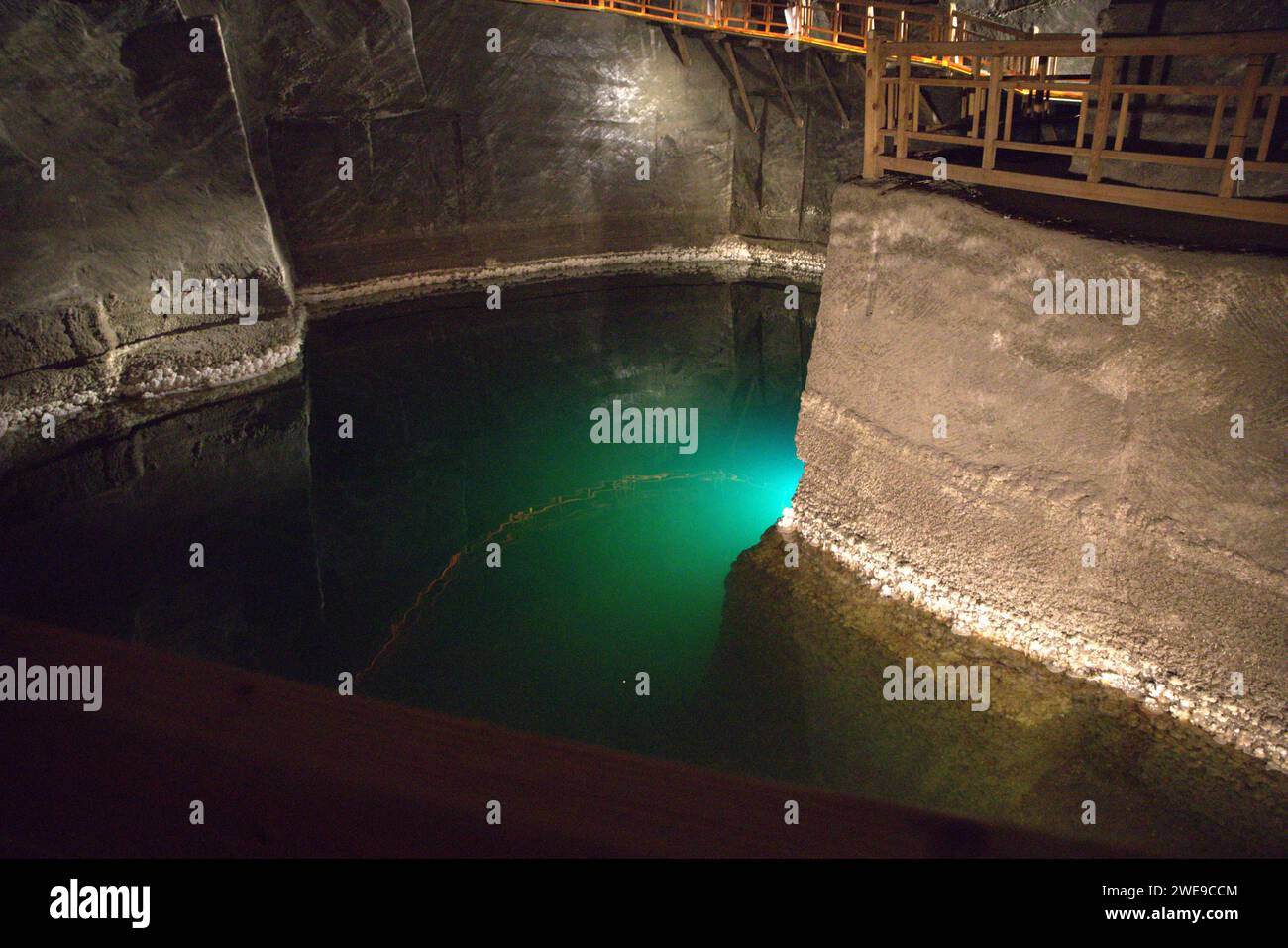 Ein Wasserbecken im Salzbergwerk Wieliczka Stockfoto