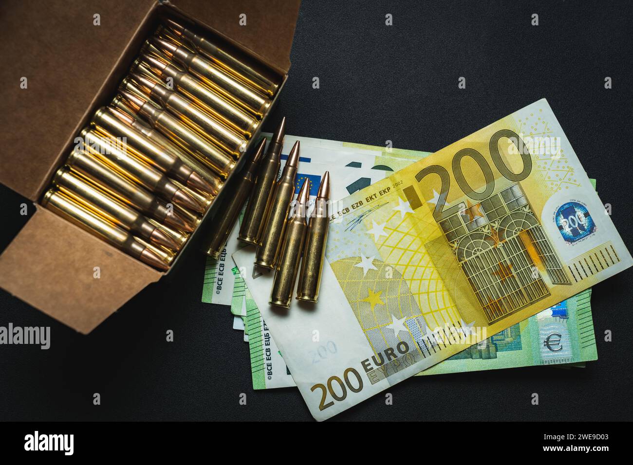 Europäische Geld- und Gewehrpatronen im NATO-Kaliber 5,56 x 45 mm. Nahaufnahme. Hochwertige Fotos Stockfoto
