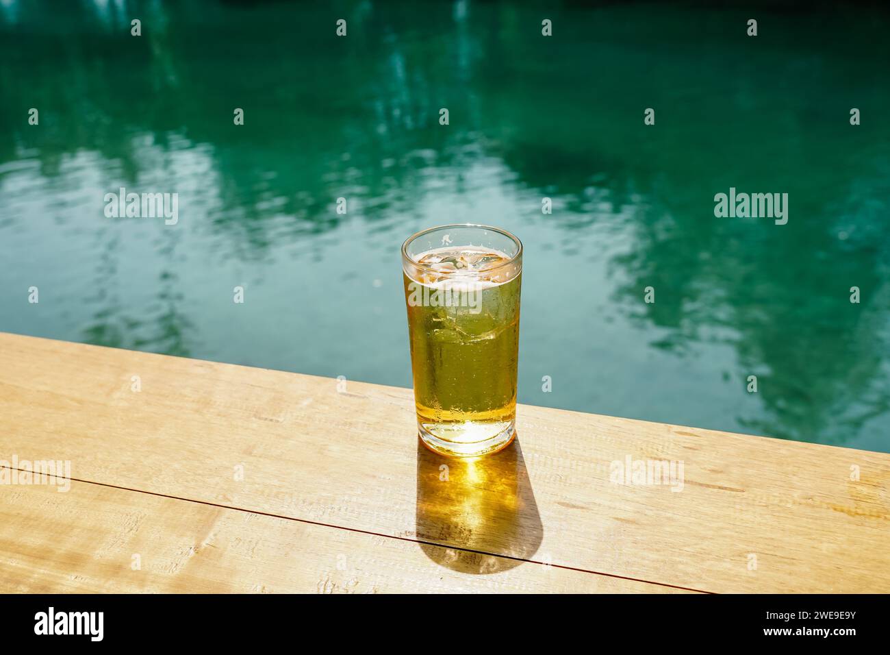 Selektiver Fokus Trinken Sie Alkohol und Wasserglas mit Bier und funkelndem Wasser und Eiswürfel. Eisbier, Thailänder trinken gerne Bier auf dem Eis Stockfoto