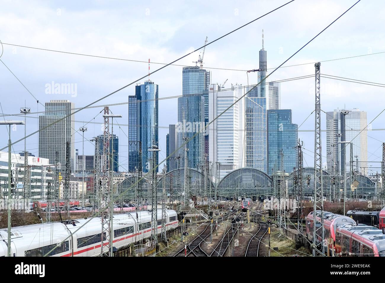 Frankfurt die Lokfuehrergewerkschaft GDL Gewerkschaft Deutscher Lokomotivführer. Hat zu einem weiteren mehrtaegigen Streik im deutschen Bahnverkehr aufgerufen, 24.01.2024, Frankfurt am Main. Zuege stehen am Hauptbahnhof Frankfurt. Die Lokfuehrergewerkschaft GDL Gewerkschaft Deutscher Lokomotivführer. Hat zu einem weiteren mehrtaegigen Streik im deutschen Bahnverkehr aufgerufen, 24.01.2024, Frankfurt am Main. *** Frankfurt die GDL Gewerkschaft Deutscher Lokomotivführer hat zu einem weiteren mehrtägigen Streik im deutschen Eisenbahnverkehr aufgerufen, 24 01 2024, Frankfurt am Main sind STA Stockfoto