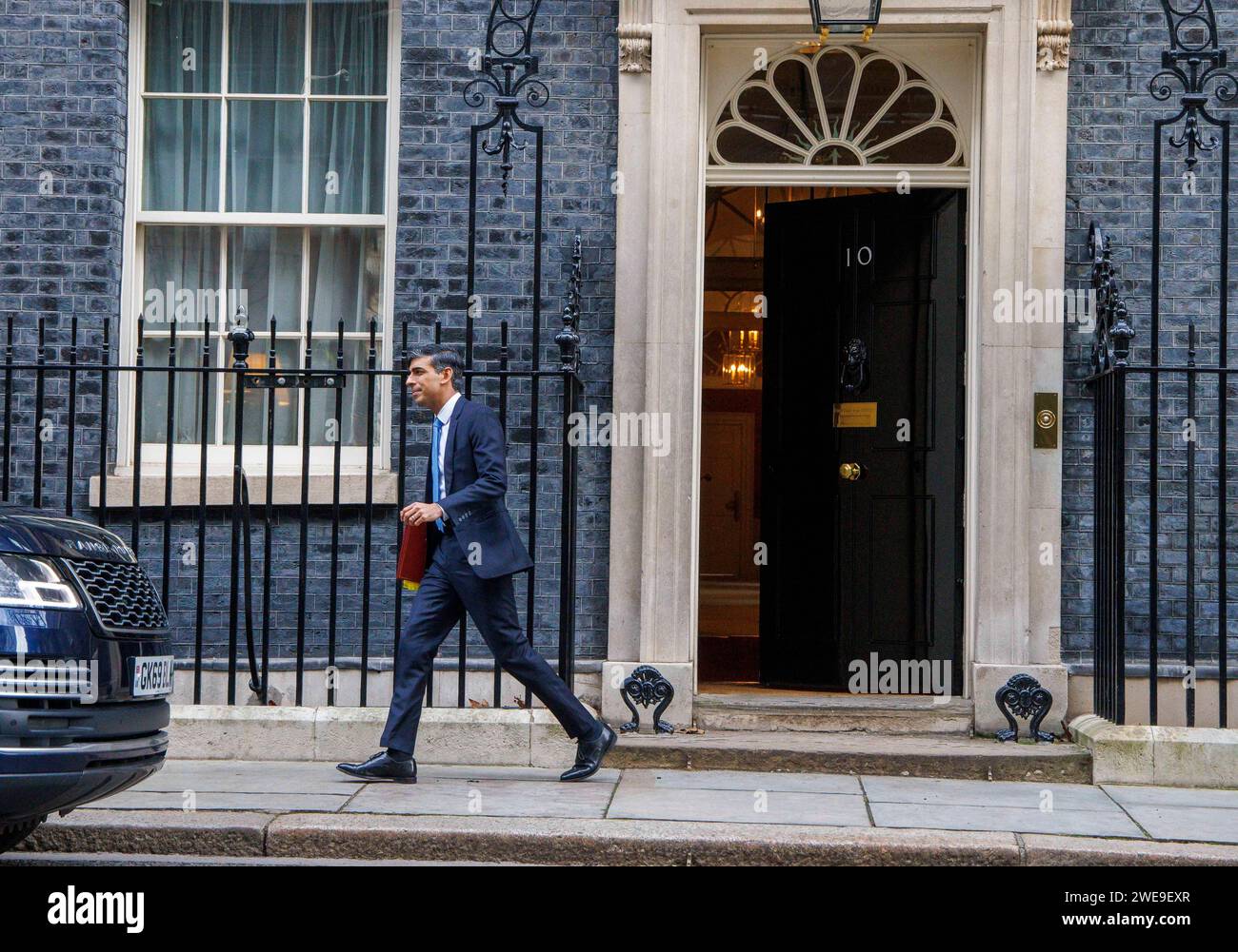 London, Großbritannien. Januar 2024. Premierminister Rishi Sunak überlässt die Nummer 10, um Fragen zu den Premierministern zu stellen. Er wird auf Keir Starmer über den Versandkarton treffen. Quelle: Mark Thomas/Alamy Live News Stockfoto
