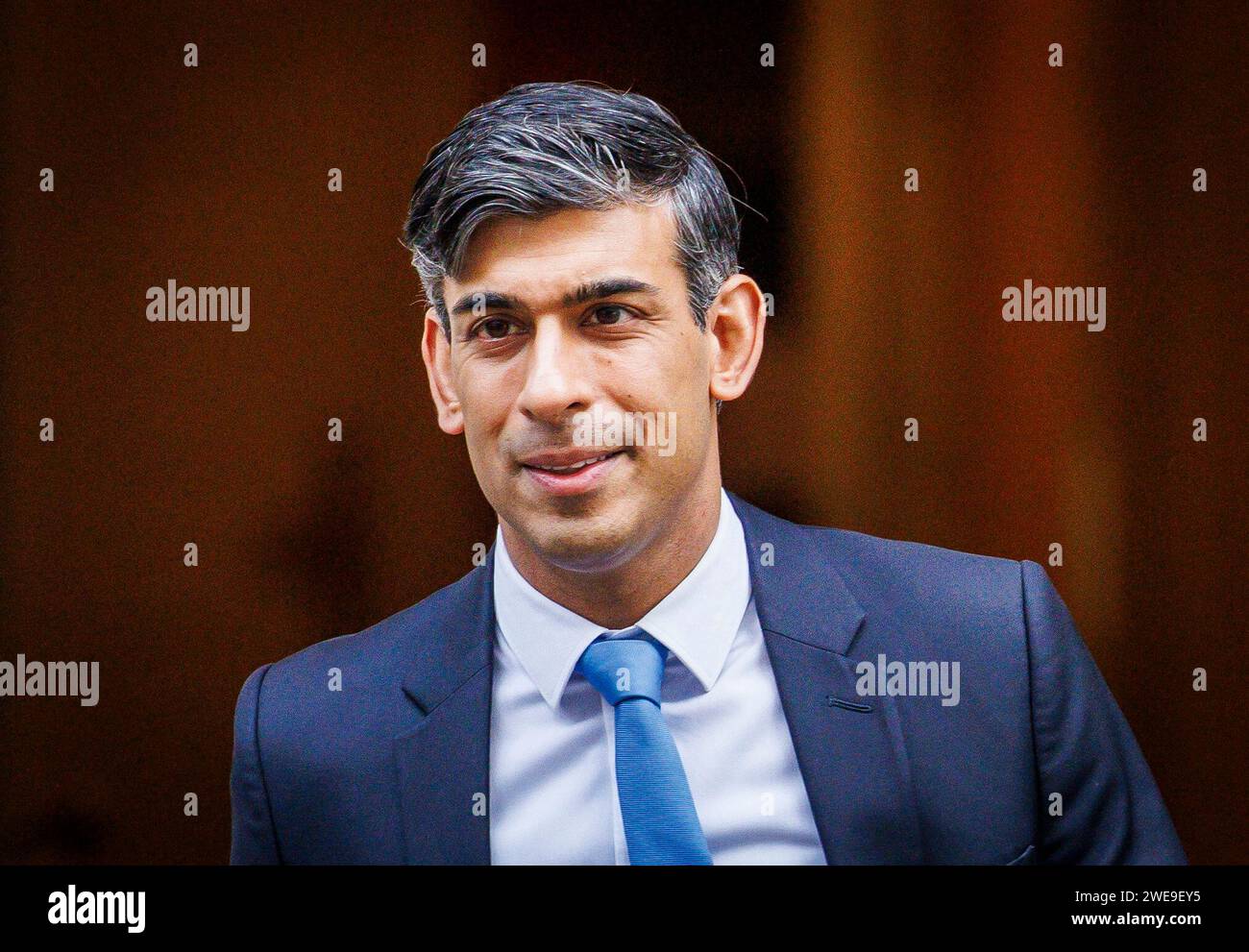 London, Großbritannien. Januar 2024. Premierminister Rishi Sunak überlässt die Nummer 10, um Fragen zu den Premierministern zu stellen. Er wird auf Keir Starmer über den Versandkarton treffen. Quelle: Mark Thomas/Alamy Live News Stockfoto