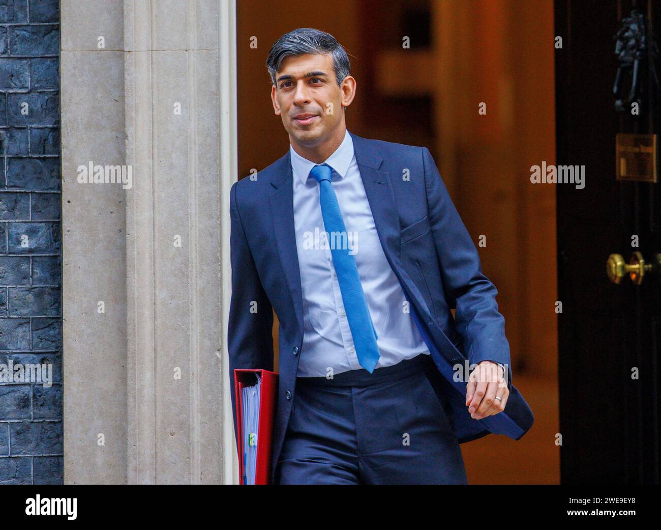 London, Großbritannien. Januar 2024. Premierminister Rishi Sunak überlässt die Nummer 10, um Fragen zu den Premierministern zu stellen. Er wird auf Keir Starmer über den Versandkarton treffen. Quelle: Mark Thomas/Alamy Live News Stockfoto