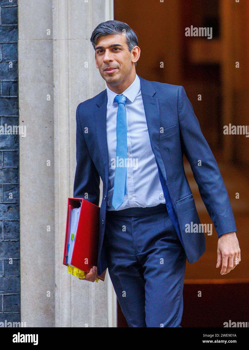 London, Großbritannien. Januar 2024. Premierminister Rishi Sunak überlässt die Nummer 10, um Fragen zu den Premierministern zu stellen. Er wird auf Keir Starmer über den Versandkarton treffen. Quelle: Mark Thomas/Alamy Live News Stockfoto