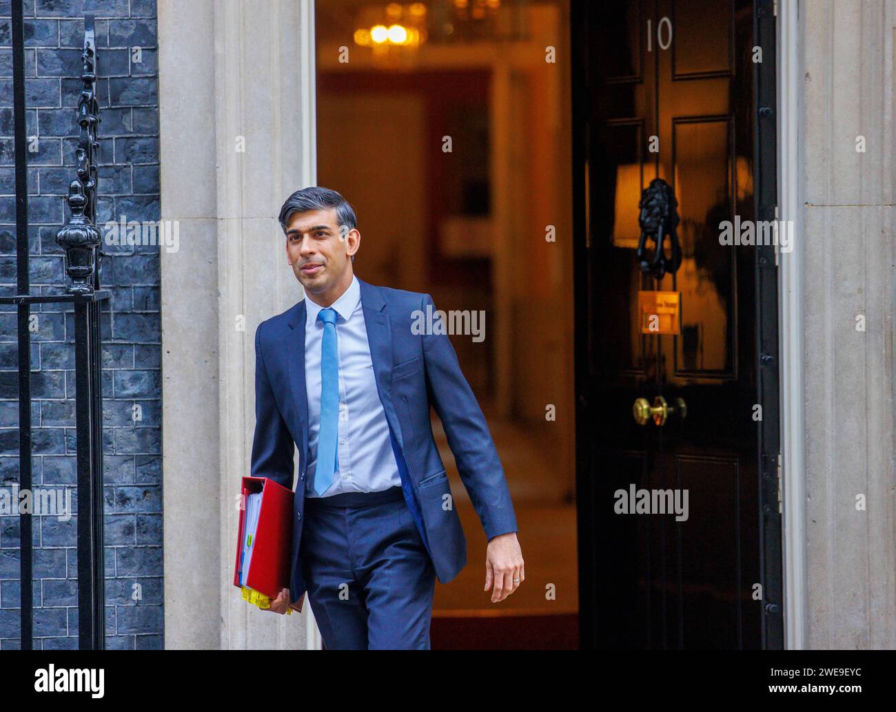 London, Großbritannien. Januar 2024. Premierminister Rishi Sunak überlässt die Nummer 10, um Fragen zu den Premierministern zu stellen. Er wird auf Keir Starmer über den Versandkarton treffen. Quelle: Mark Thomas/Alamy Live News Stockfoto