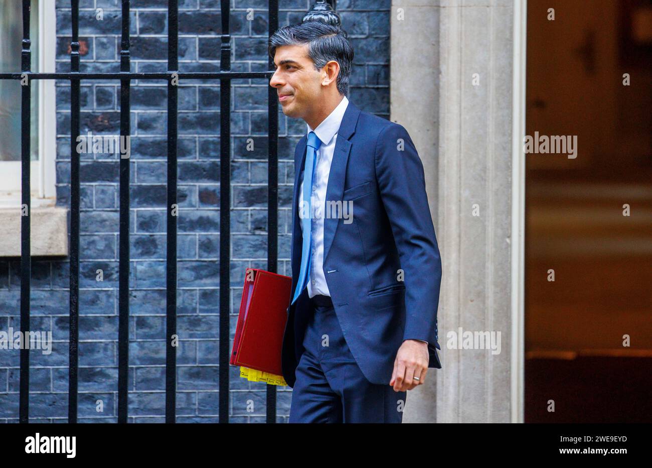 London, Großbritannien. Januar 2024. Premierminister Rishi Sunak überlässt die Nummer 10, um Fragen zu den Premierministern zu stellen. Er wird auf Keir Starmer über den Versandkarton treffen. Quelle: Mark Thomas/Alamy Live News Stockfoto