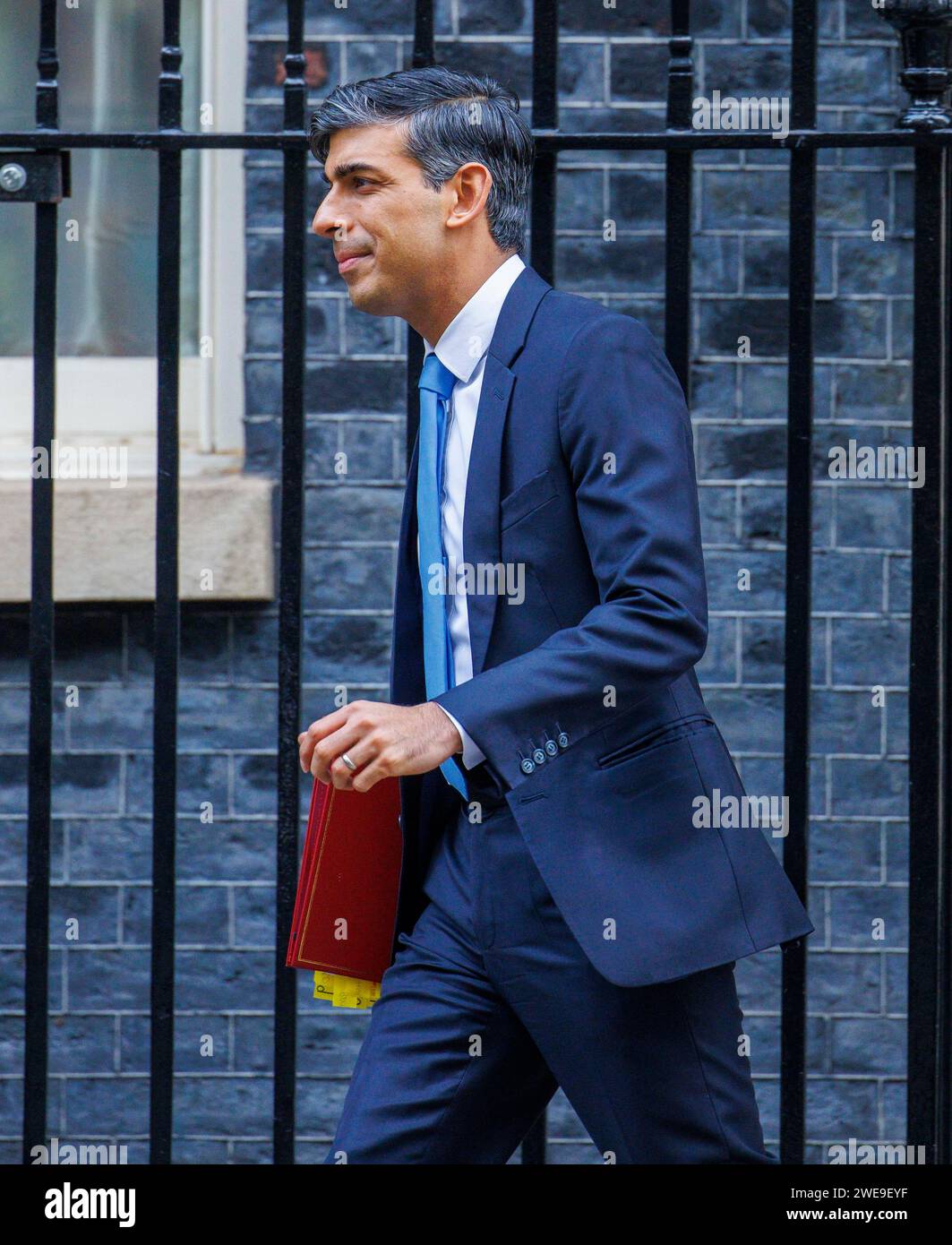 London, Großbritannien. Januar 2024. Premierminister Rishi Sunak überlässt die Nummer 10, um Fragen zu den Premierministern zu stellen. Er wird auf Keir Starmer über den Versandkarton treffen. Quelle: Mark Thomas/Alamy Live News Stockfoto