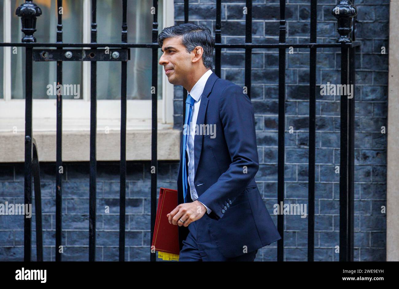 London, Großbritannien. Januar 2024. Premierminister Rishi Sunak überlässt die Nummer 10, um Fragen zu den Premierministern zu stellen. Er wird auf Keir Starmer über den Versandkarton treffen. Quelle: Mark Thomas/Alamy Live News Stockfoto