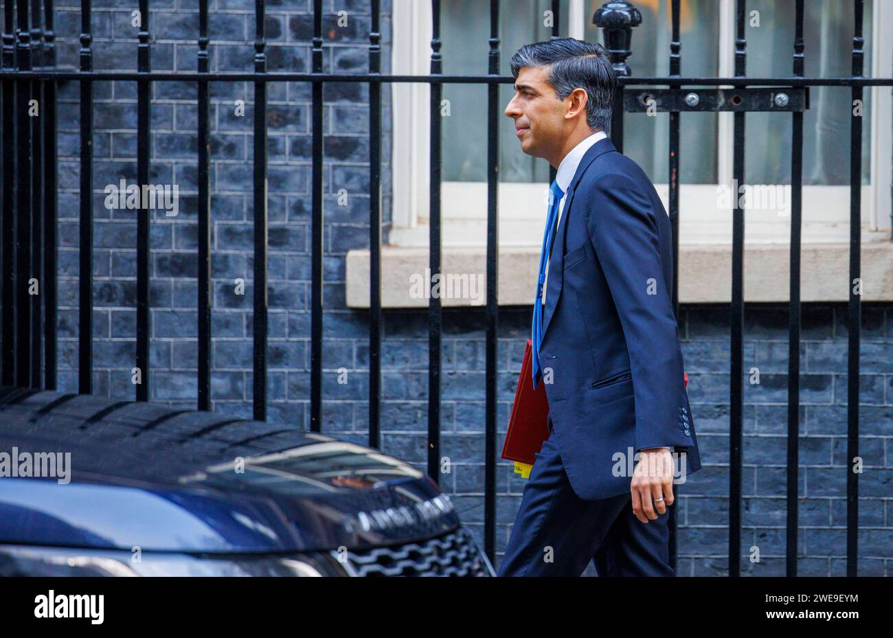 London, Großbritannien. Januar 2024. Premierminister Rishi Sunak überlässt die Nummer 10, um Fragen zu den Premierministern zu stellen. Er wird auf Keir Starmer über den Versandkarton treffen. Quelle: Mark Thomas/Alamy Live News Stockfoto