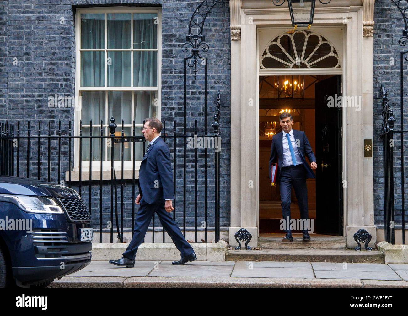 London, Großbritannien. Januar 2024. Premierminister Rishi Sunak überlässt die Nummer 10, um Fragen zu den Premierministern zu stellen. Er wird auf Keir Starmer über den Versandkarton treffen. Quelle: Mark Thomas/Alamy Live News Stockfoto
